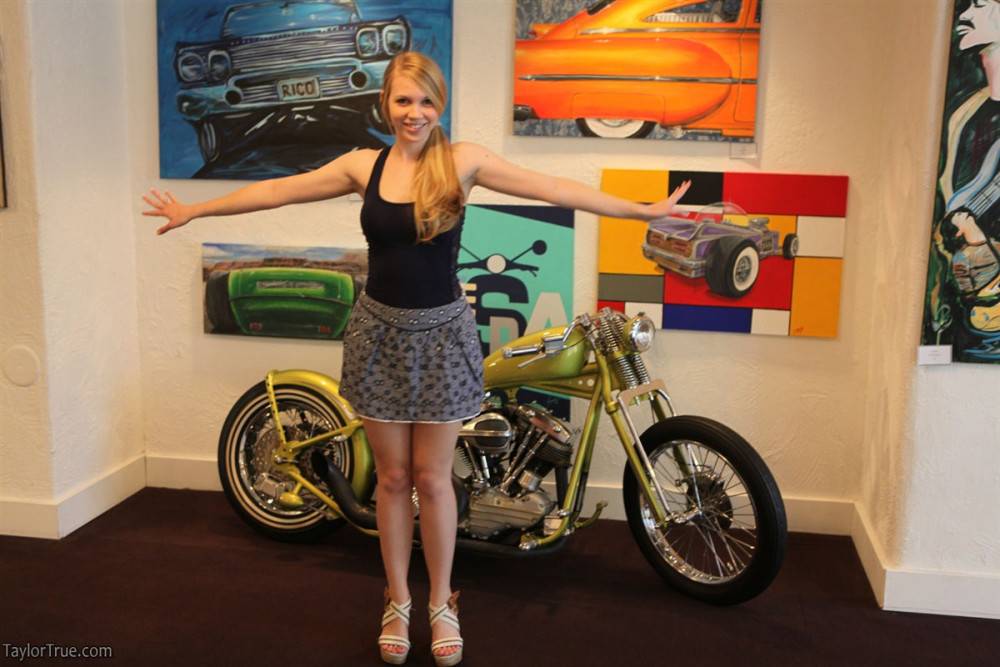 Adorable Teen Blondie Taylor True Goes To A Museum And Flashes Her Naughty Parts - #1