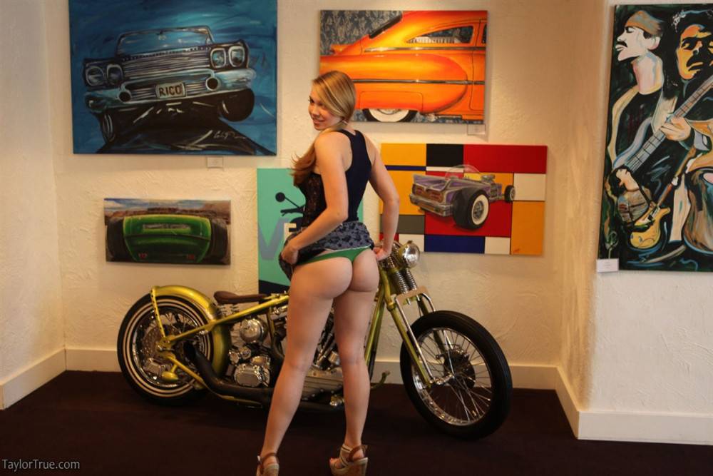 Adorable Teen Blondie Taylor True Goes To A Museum And Flashes Her Naughty Parts - #8
