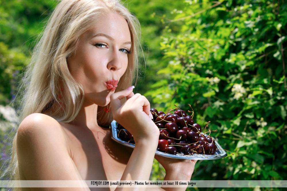 Sexy Golden Haired Babe Erica Bee Teases With Cherries And Her Nude Natural Body And Breasts - #3