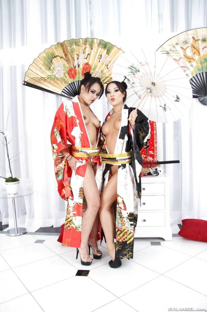 Stunning girls Annie Cruz and Asa Akira reveals hot bodies - #3