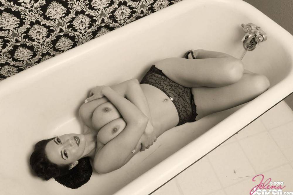 Black And White Pics Are Jelena Jensen's Favorite And She Looks Great In Lingerie. - #4