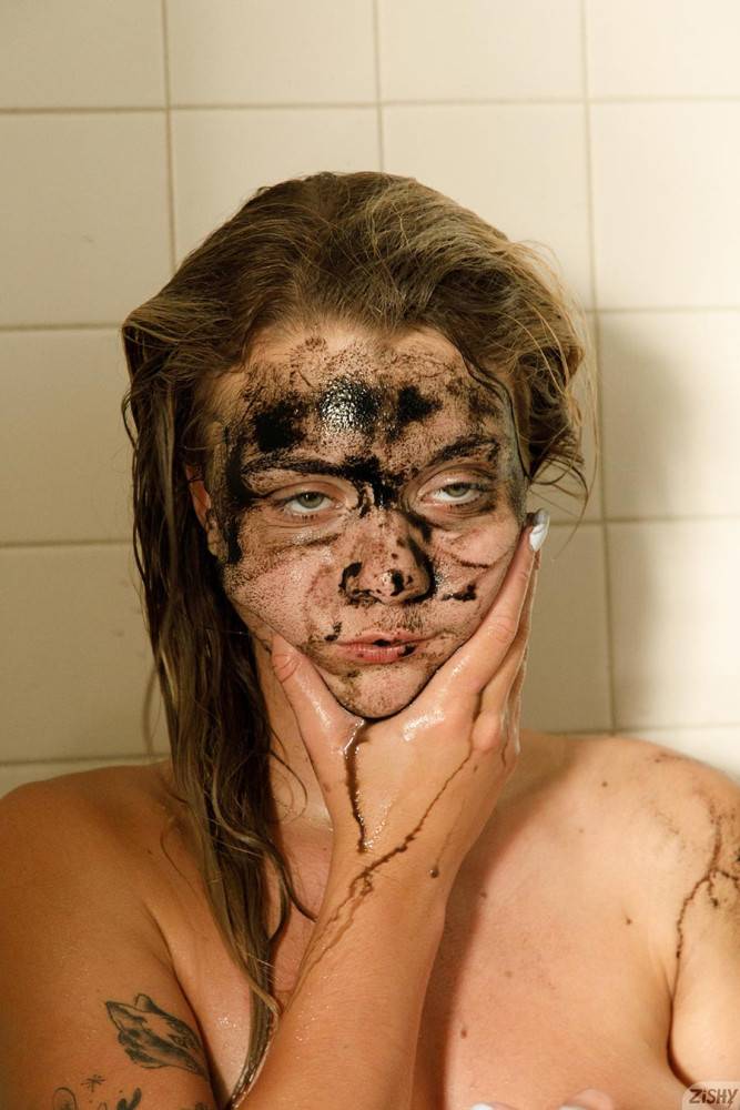 Gabbie Carter charcoal beauty mask and bath bomb - #11