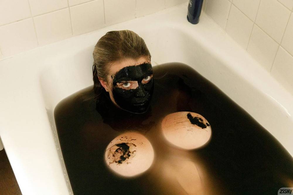 Gabbie Carter charcoal beauty mask and bath bomb - #8