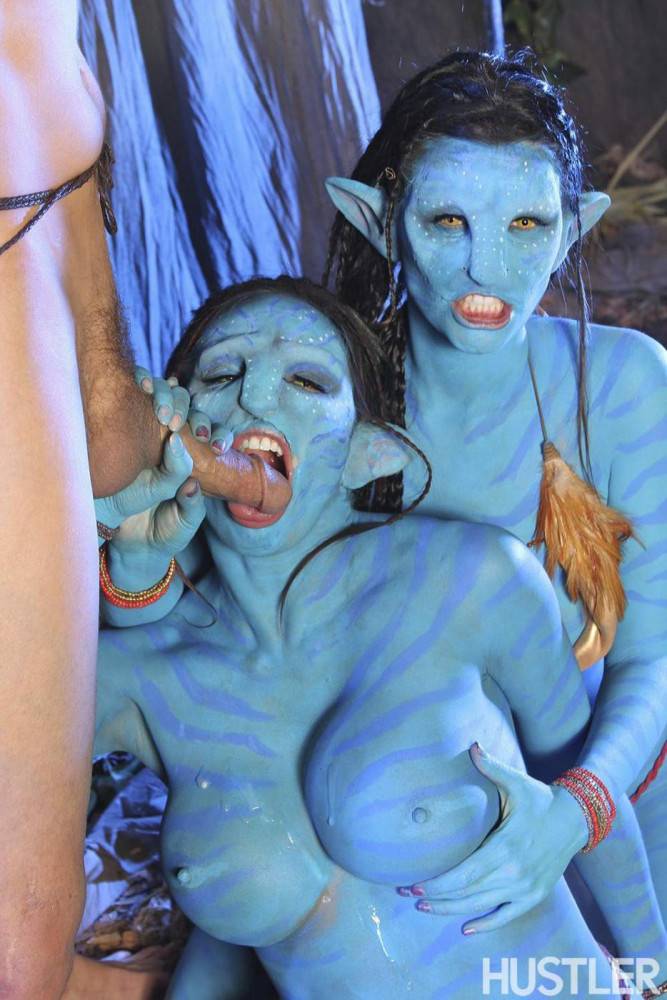 Mia Lelani And Victoria Lawson Are Avatar Chicks And They Are Sucking Off A Lucky Dude Together - #4