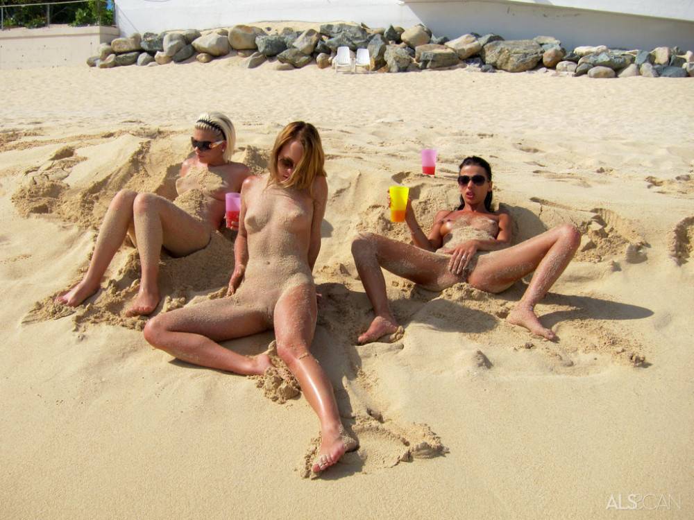Luscious babes Franziska, Kacey Jordan, Sara Jaymes and Bibi Noel enjoying crazy lesbian groupsex on the beach - #3