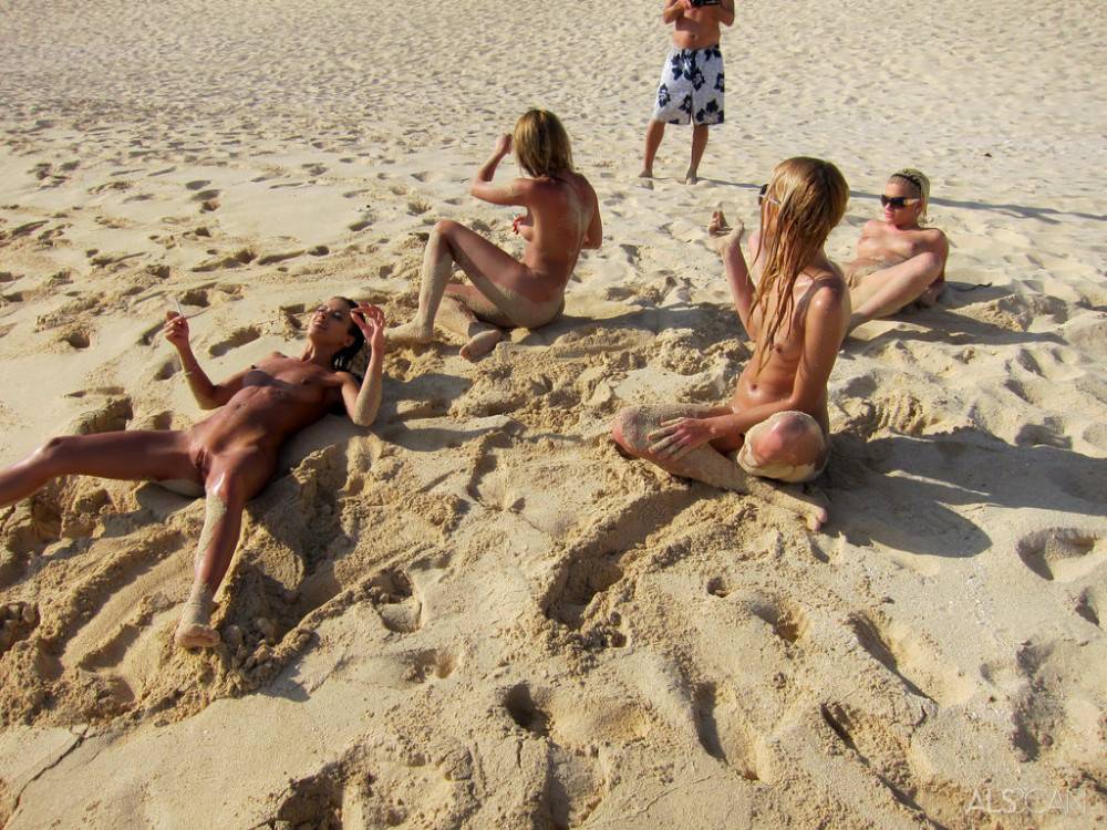 Luscious babes Franziska, Kacey Jordan, Sara Jaymes and Bibi Noel enjoying crazy lesbian groupsex on the beach | Photo: 6362814