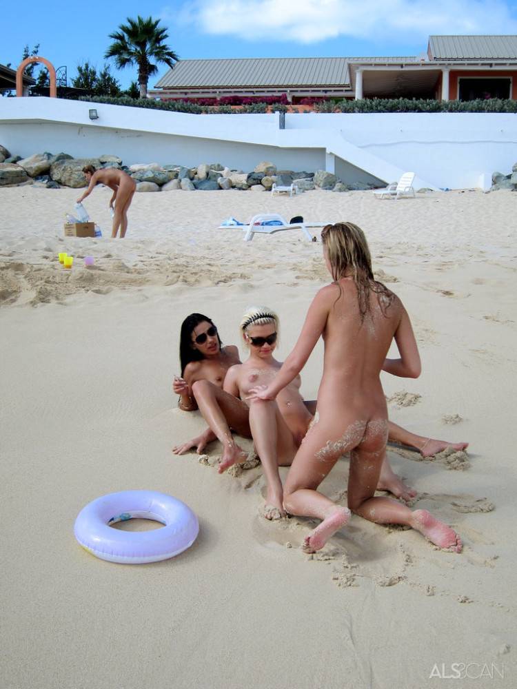 Luscious babes Franziska, Kacey Jordan, Sara Jaymes and Bibi Noel enjoying crazy lesbian groupsex on the beach - #6