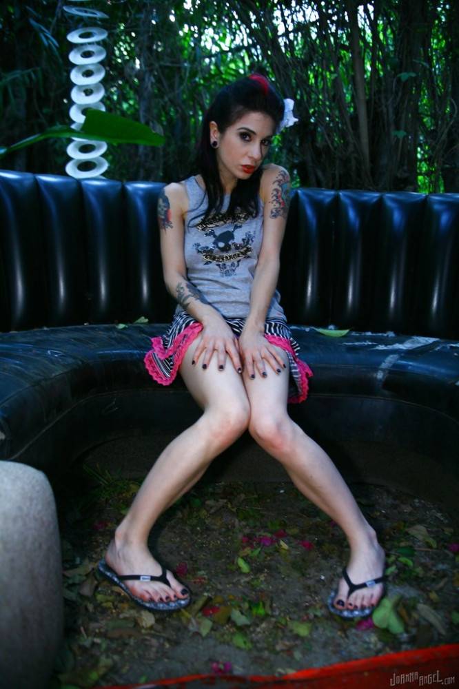 Sexy american milf Joanna Angel reveals her ass in fancy skirt and masturbating outdoor - #9