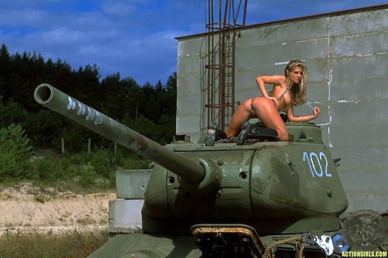 Leggy Blonde Beauty Silvie Thomas In Black Boots Displays Her Perfect Oiled Body On A Tank - #8