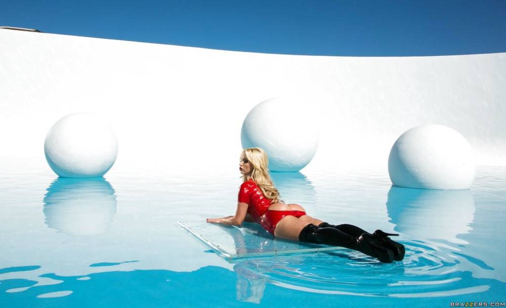 Appealing canadian blonde milf Nikki Benz exhibiting big boobies and spreading her legs outdoor - #3