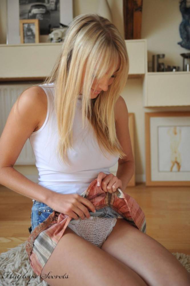 Bosomy Blonde Hayley-Marie Coppin Doing The Manicure And Shaking The Globes - #9