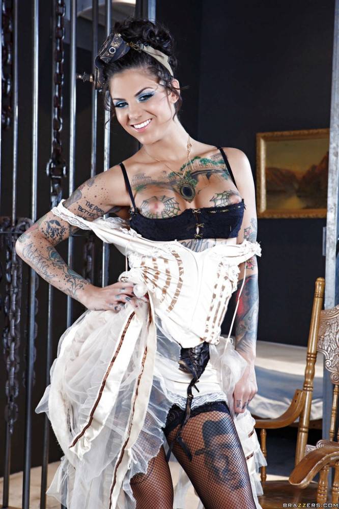 Charming american hottie Bonnie Rotten shows big titties and sexy butt - #11