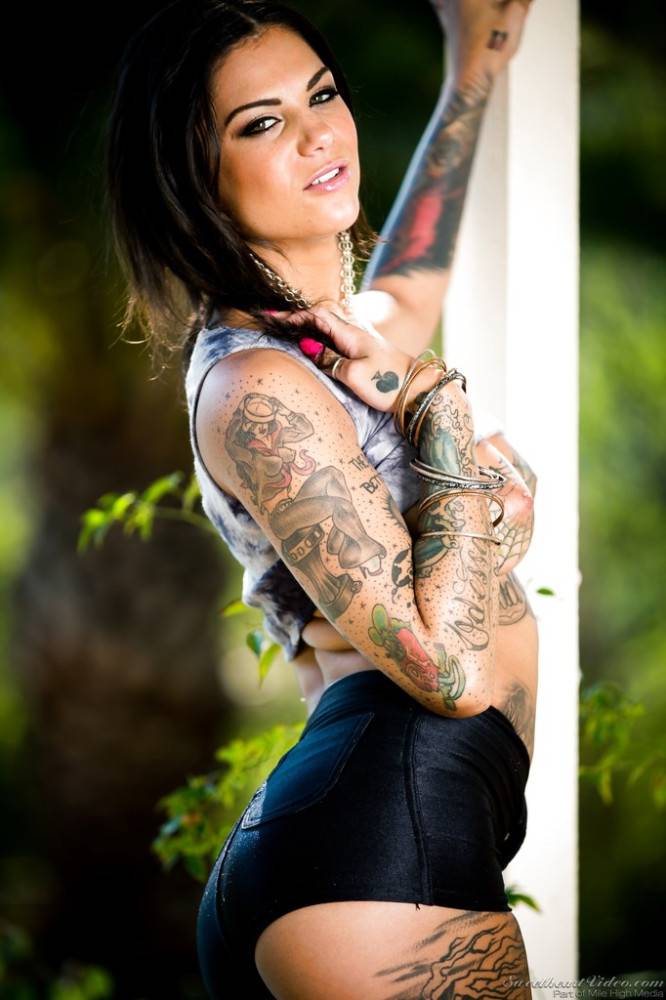 Seductive american brunette milf Bonnie Rotten in sexy shorts denudes big boobies and pussy outside - #5
