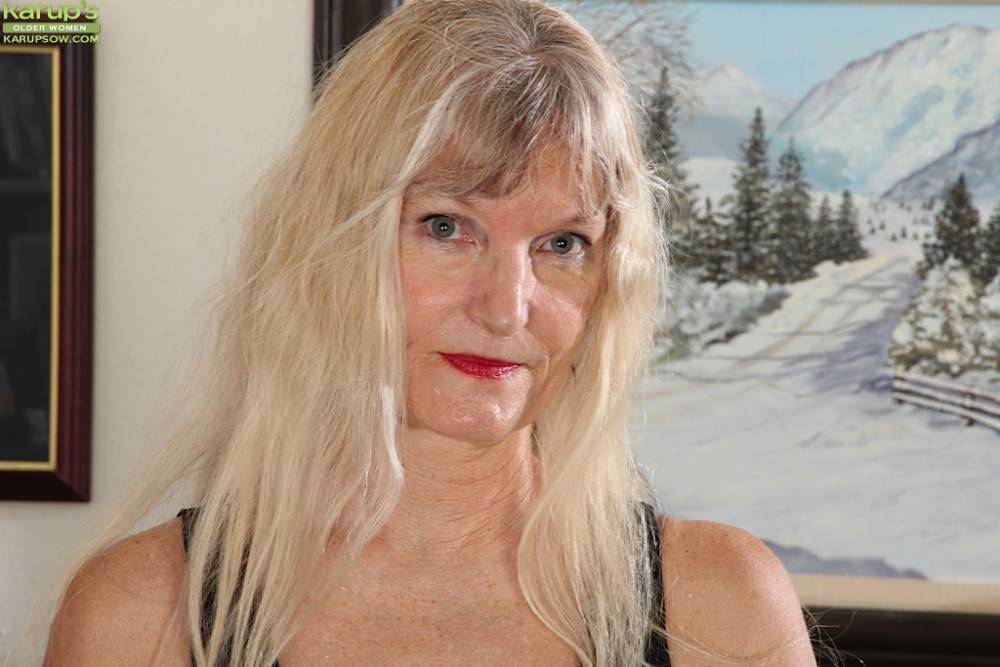 Blonde Milf Lisa Cognee Is All Naked Teasing And Tickling Her Own Beaver - #1