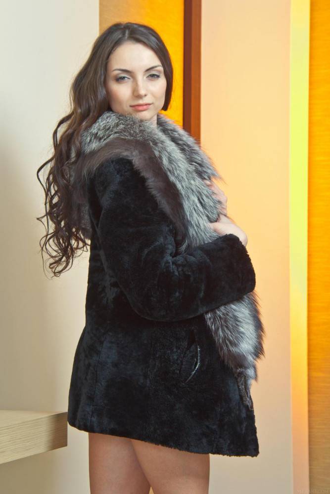 Sexy Brunette Alana A Takes Off Her Fur Coat In The Hallway And Poses Naked - #2