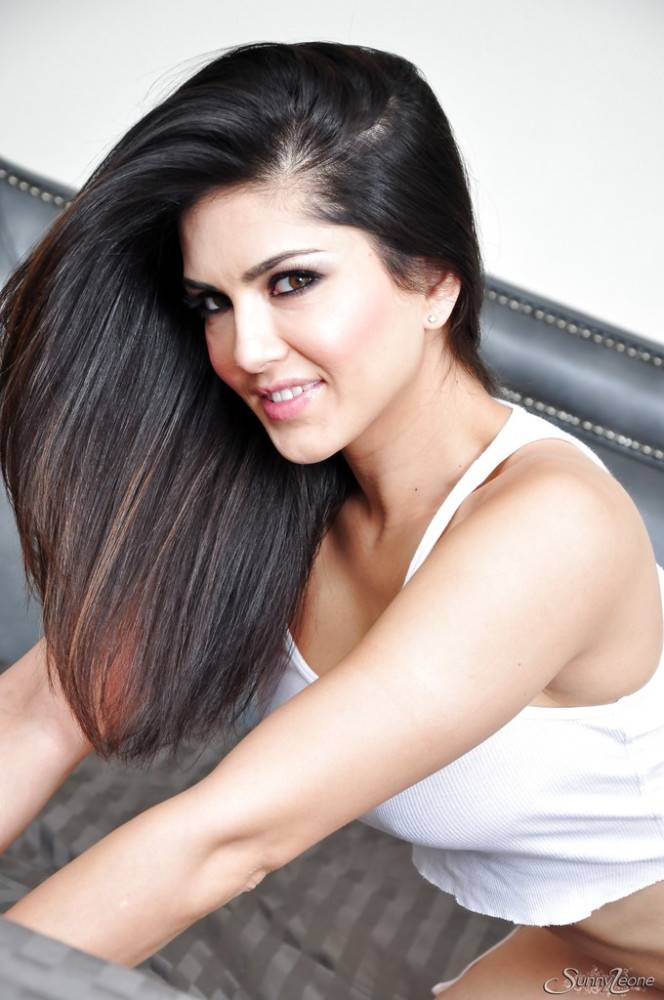 Charming indian dark hair milf Sunny Leone denudes big boobies and spreads her legs - #4