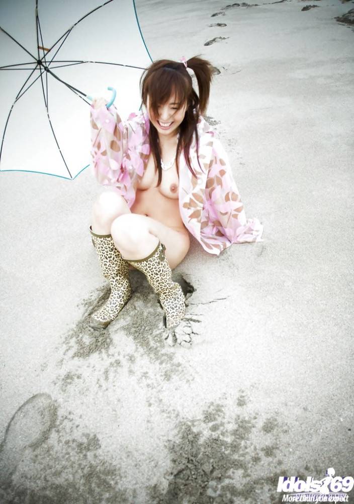 Excellent japanese babe Namiki exhibits her butt at beach - #4