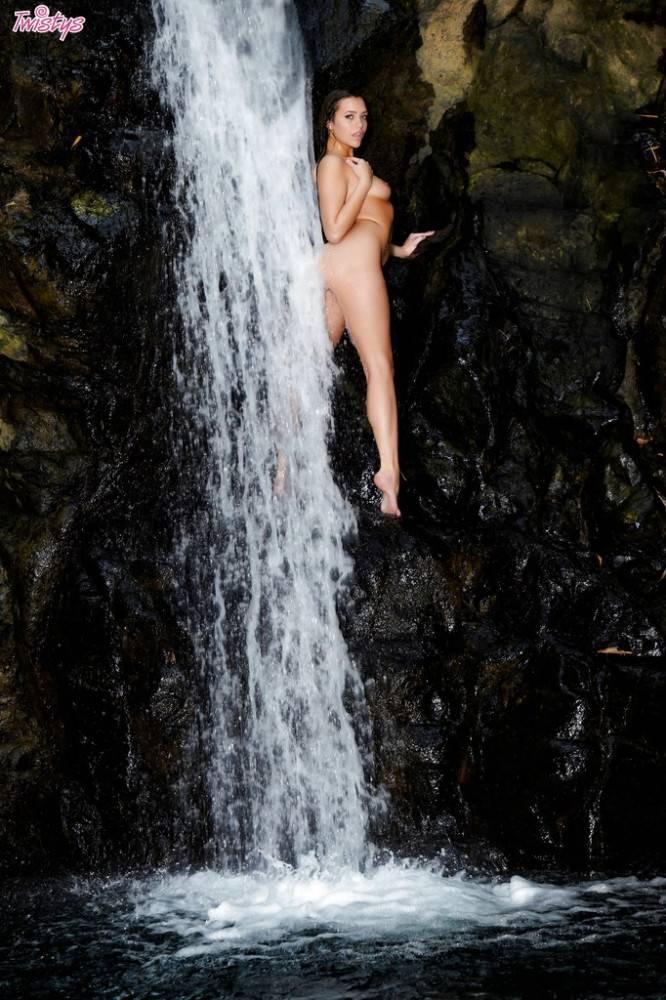 Curious american porn star Mia Malkova reveals her ass outdoor - #19