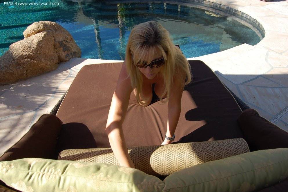 Alluring american wife Sandra Otterson exhibiting big knockers and sexy ass at pool - #13