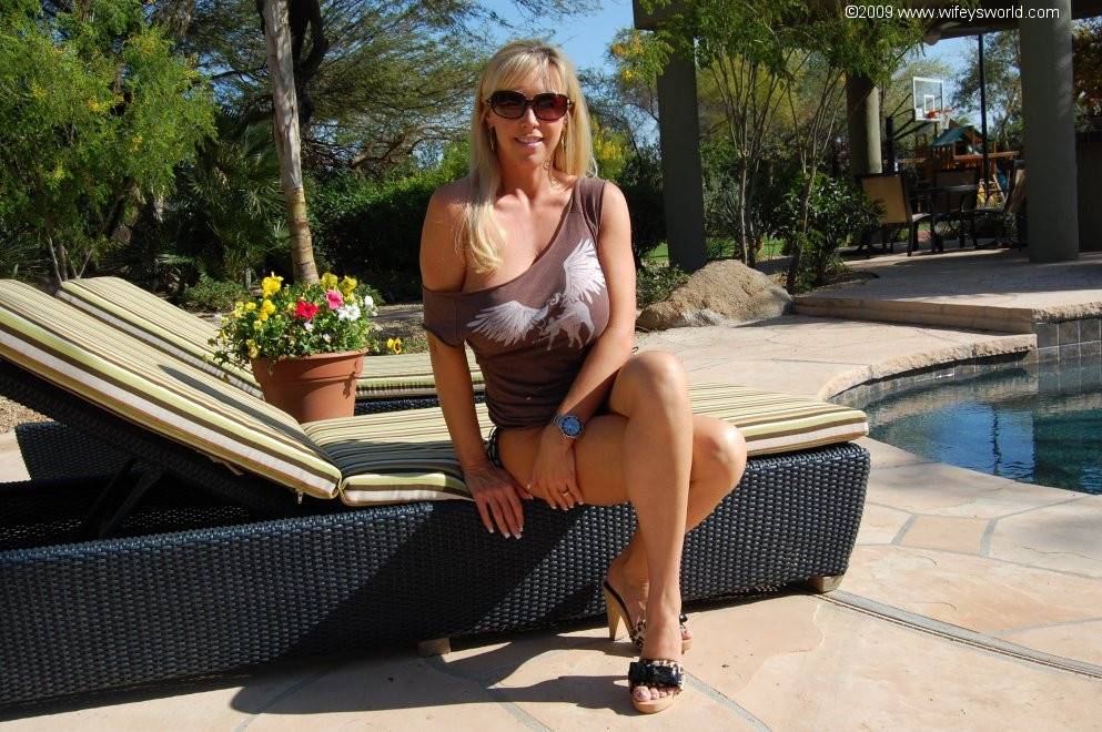 Alluring american wife Sandra Otterson exhibiting big knockers and sexy ass at pool - #11