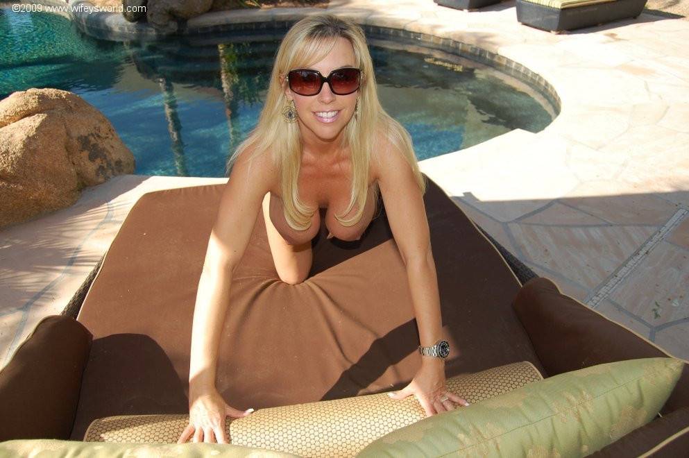 Alluring american wife Sandra Otterson exhibiting big knockers and sexy ass at pool - #14