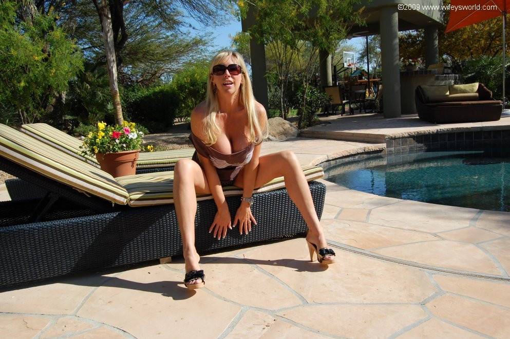 Alluring american wife Sandra Otterson exhibiting big knockers and sexy ass at pool - #10