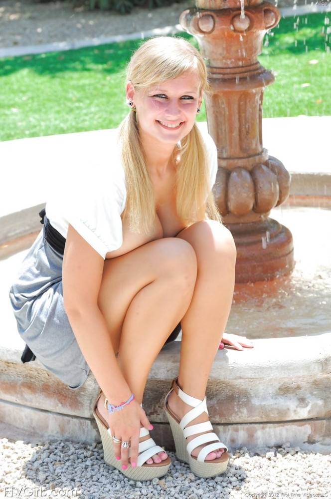 Peachy american blond hottie Alice Wonder in shorts loves some hot foot fetish outside - #9