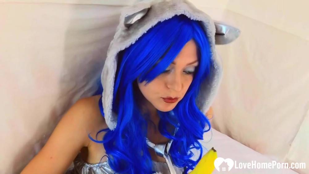 Cosplayer penetrates her hairy pussy with a banana | Photo: 8838285
