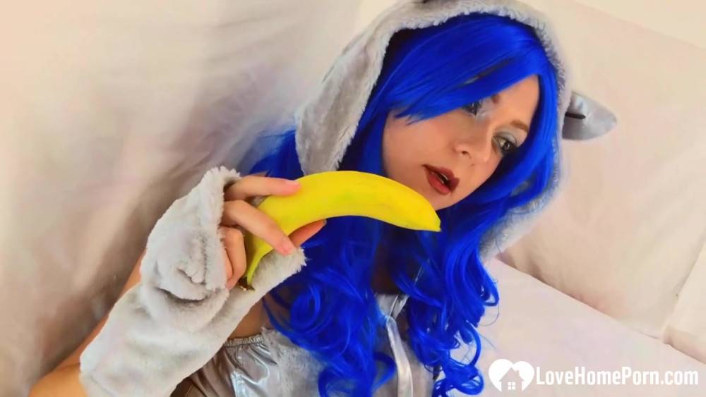 Cosplayer penetrates her hairy pussy with a banana | Photo: 8838281