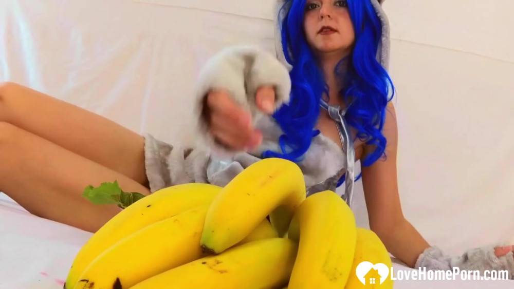 Cosplayer penetrates her hairy pussy with a banana | Photo: 8838275