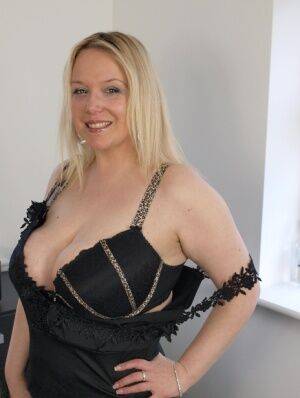 Overweight UK blonde Sindy Bust ditches a black dress to get naked on a bed - Britain on nudepicso.com