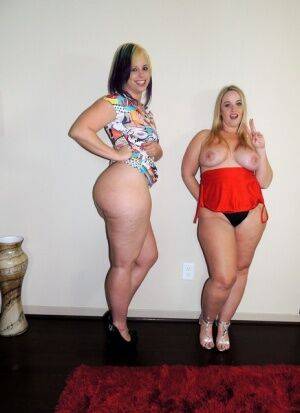 Fat girls Dee Siren & Virgo Peridot show off their huge butts before kissing on nudepicso.com