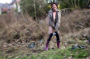 UK girl Juicey Janey bares her juggs before pulling down her tights in a field - Britain on nudepicso.com