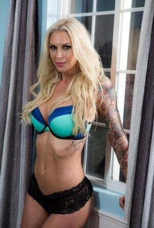 Tattooed MILF pornstar Brooke peels off bra & black lace panties to pose nude on nudepicso.com