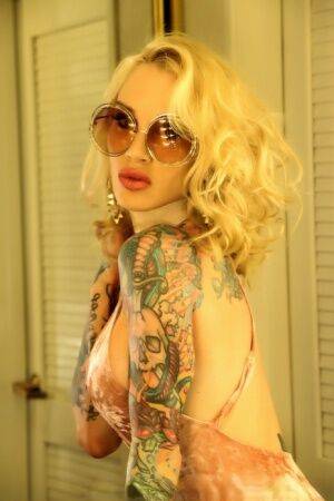 Tattooed blonde Sarah Jessie masturbates on a bathroom counter in spectacles on nudepicso.com