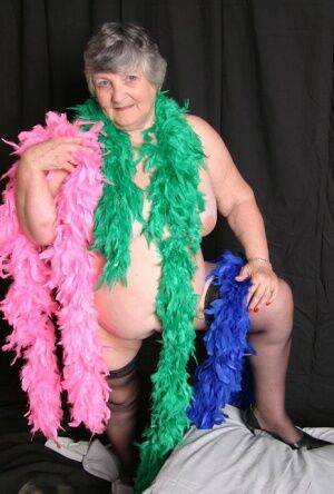 Fat UK amateur Grandma Libby shows her big tits while draped in feather boas - Britain on nudepicso.com