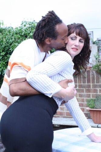 Horny British mature Toni Lace kisses a black dude and rides his huge boner - Britain on nudepicso.com