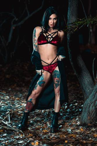 Inked Bitch Gives Head And Gets Fucked In The Woods - Usa on nudepicso.com