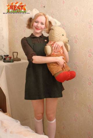 Innocent teen posing with teddy-bear on nudepicso.com