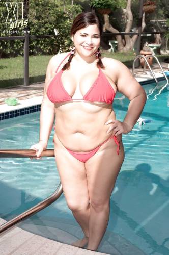 Plump peruvian milf Gia Johnson posing in sexy bikini on camera near the pool - Peru on nudepicso.com