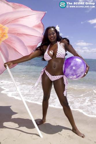 Excellent american Nikki Jaye in sexy bikini denudes big tits and toys her cunt at beach - Usa on nudepicso.com