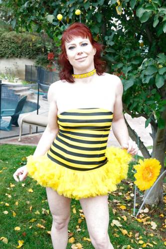 Hot american red-haired milf Amber Rayne in cosplay outfit revealing her butt and spreading her legs outdoor - Usa on nudepicso.com