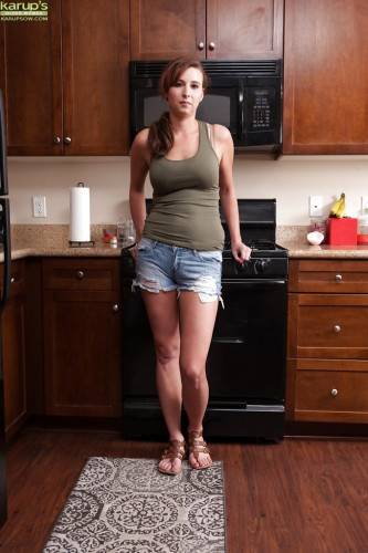 Attractive american milf Alice Chambers in nasty foot fetish in kitchen - Usa on nudepicso.com
