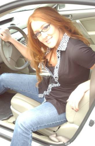 Seductive american redheaded milf Morgan Reigns in tight jeans shows big knockers and jerks off - Usa on nudepicso.com