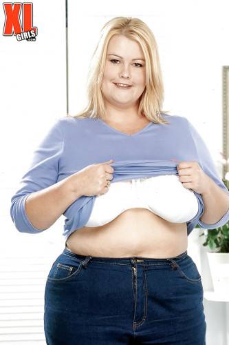 Inviting blonde fat Lou Lou in tight jeans exposes big titties and hot ass on nudepicso.com