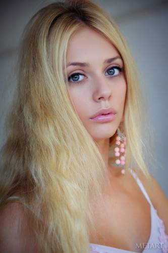 Enchanting ukrainian blonde Jennifer Mackay exhibiting big knockers and bald pussy - Ukraine on nudepicso.com