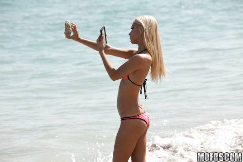 Deluxe american blonde Uma Jolie in beautiful bikini shows her butt on the beach - Usa on nudepicso.com