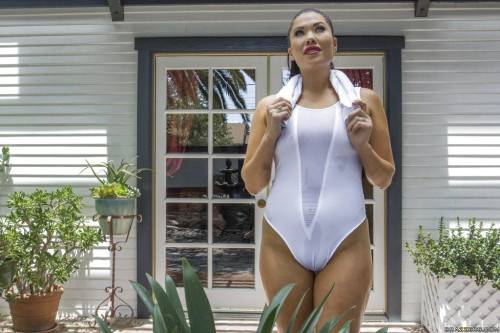 Excellent asian babe London Keyes baring her butt - Japan on nudepicso.com