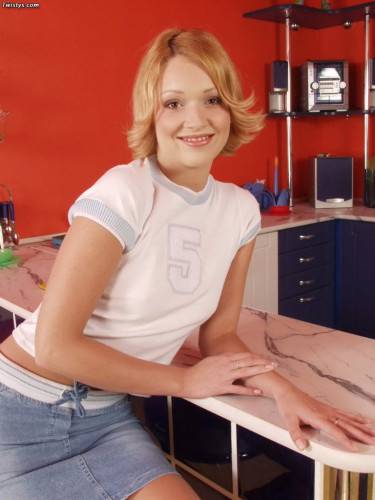 Saucy Babe Nikki Sands Bares Jeans Skirt And Fingers Her Hot Pussy Right On The Kitchen Table. on nudepicso.com