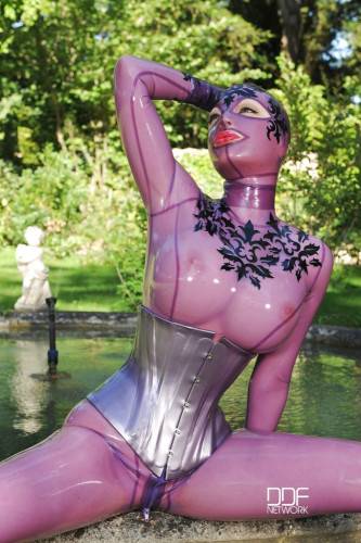 Stunning british Latex Lucy enjoys bdsm action at pool - Britain on nudepicso.com